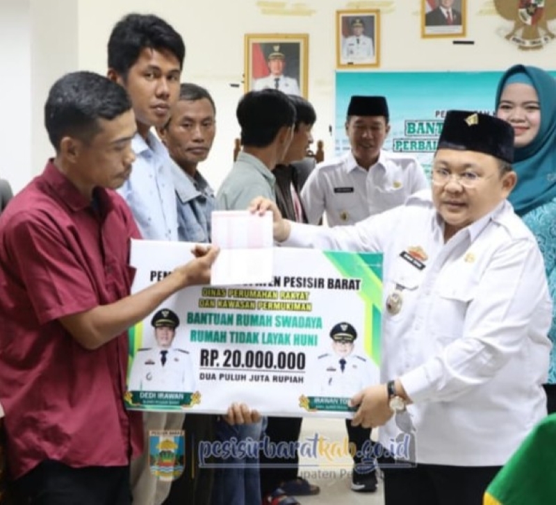 Tingkatkan Kesejahteraan, Bupati Pesisir Barat Serahkan Bantuan Rumah Swadaya