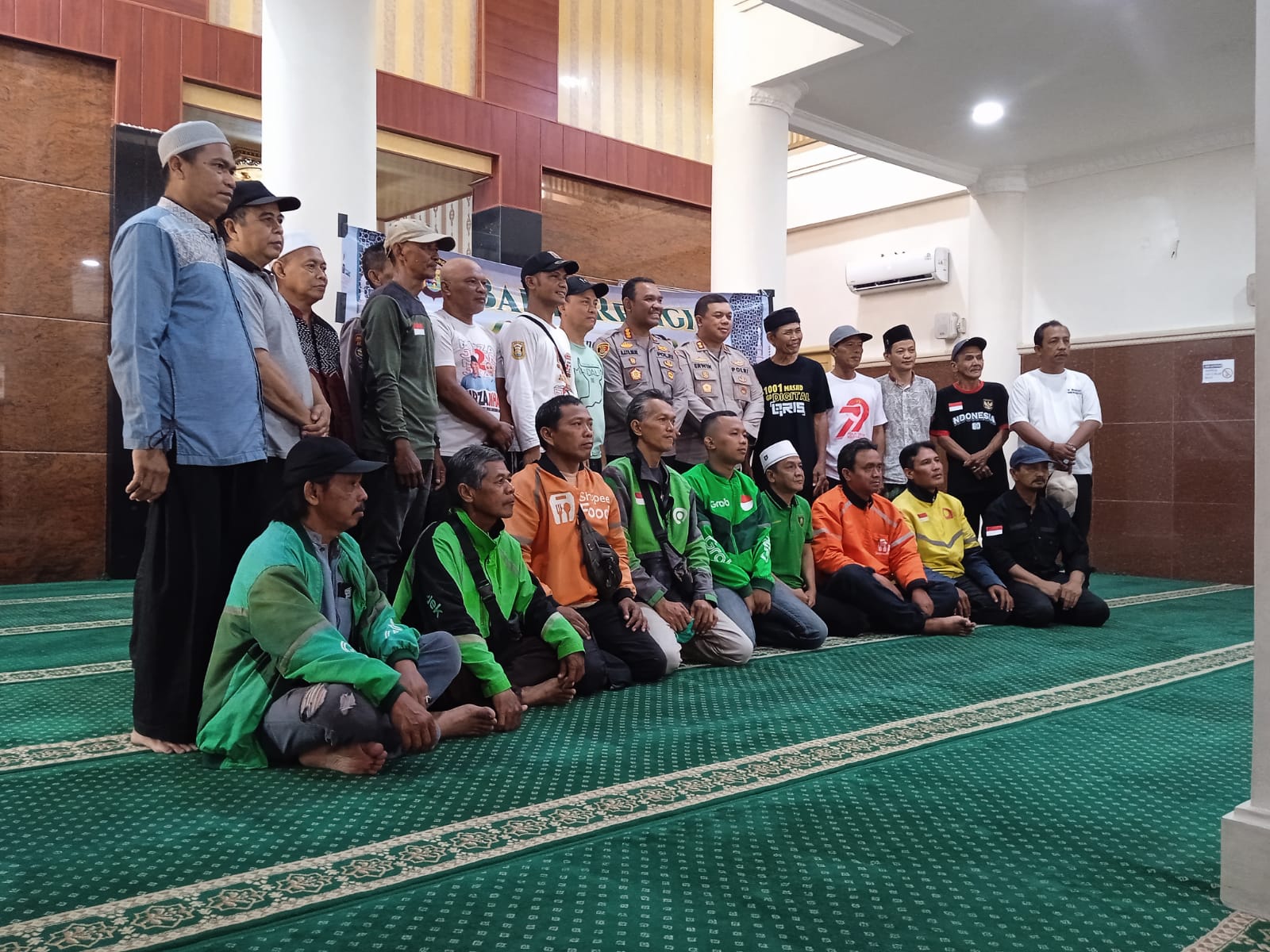 Jumat Berkah, Polresta Bandar Lampung Berbagi Sembako dan Bersihkan Masjid Assyuhada