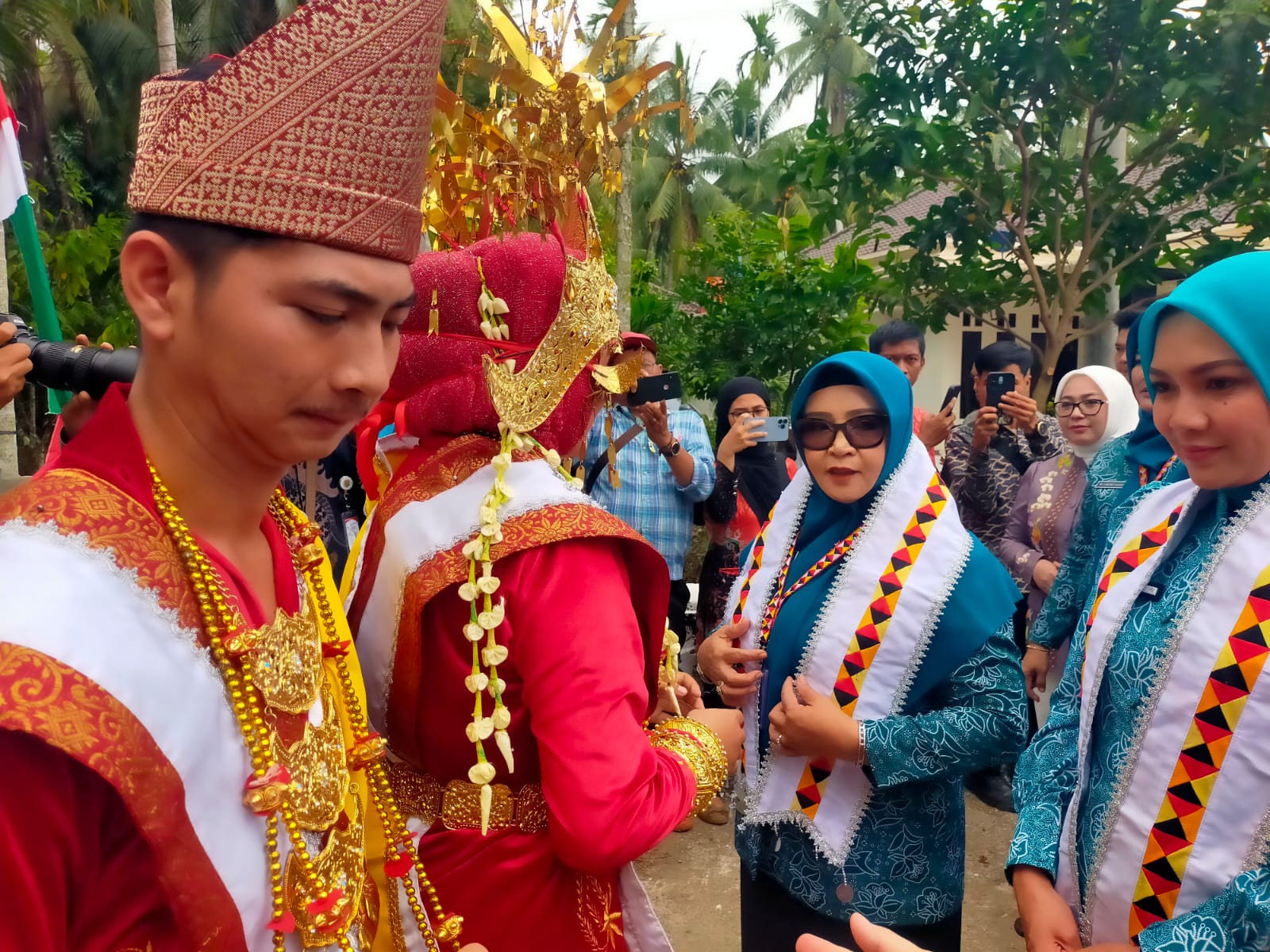 Serahkan Bantuan untuk Warga