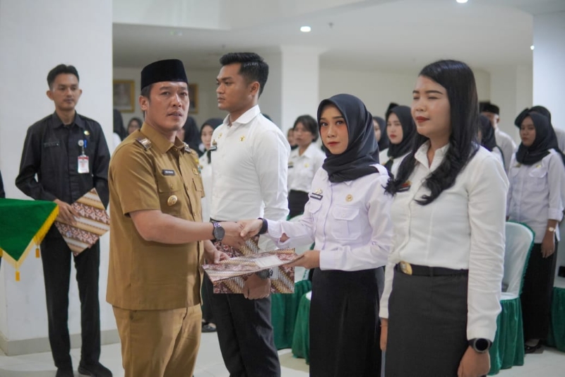 Dilantik Bupati Dedi Irawan, Satu CPNS IPDN dan 81 PPPK Periode II Pesibar Terima SK