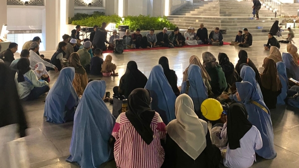 Remaja Islam Masjid Raya Al-Bakrie Lampung Gelar Kajian Malam Minggu di Selasar Masjid, Gaungkan Semangat Dakwah Santai