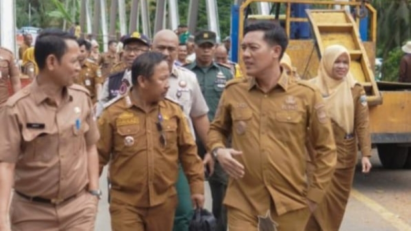 Bupati Pesisir Barat Tinjau Pengerjaan Jembatan Way Pintau yang Rusak Akibat Banjir
