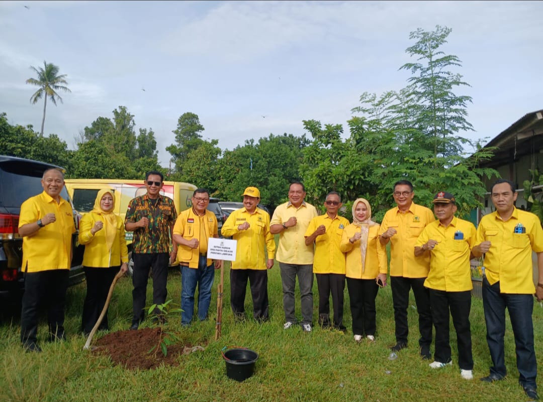Peduli Alam, Partai Golkar Lampung Tanam Pohon Durian dan Alpukat Dalam Program GELAM di Kemiling