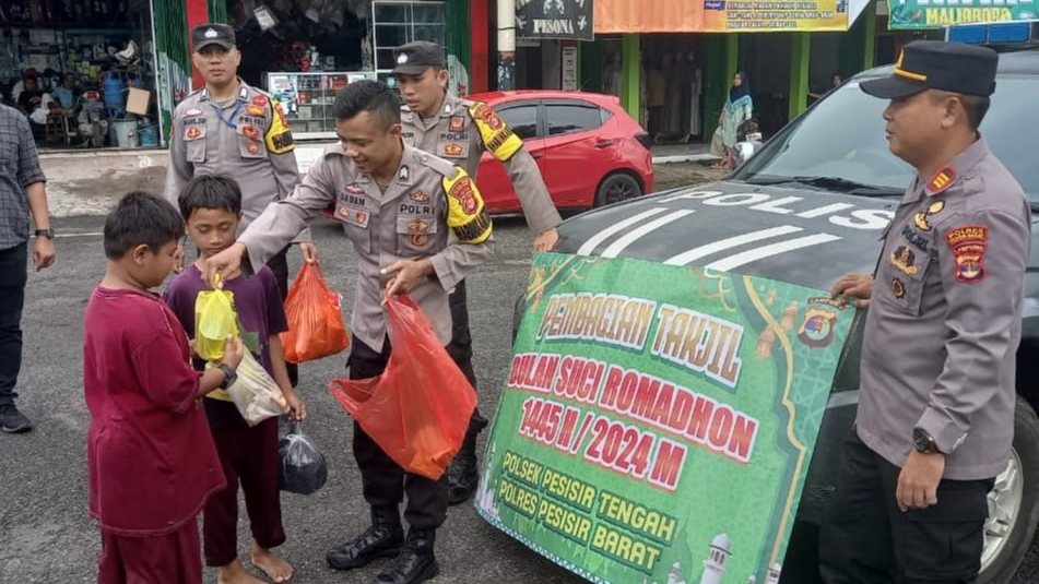 Polsek Pesisir Tengah Sapa Pengguna Jalan dengan Takjil Gratis