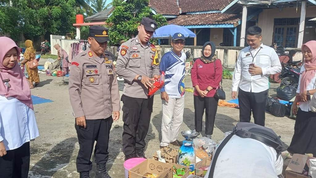 Antisipasi Kenaikan Harga: Kapolsek Pesisir Tengah Turun ke Pasar