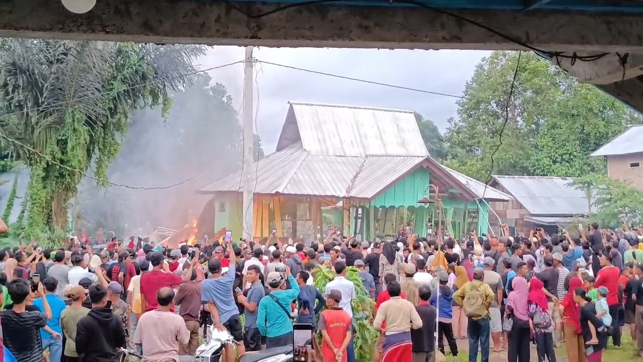 Polisi Amankan 5 Terduga Pembakaran Kantor TNBBS Suoh