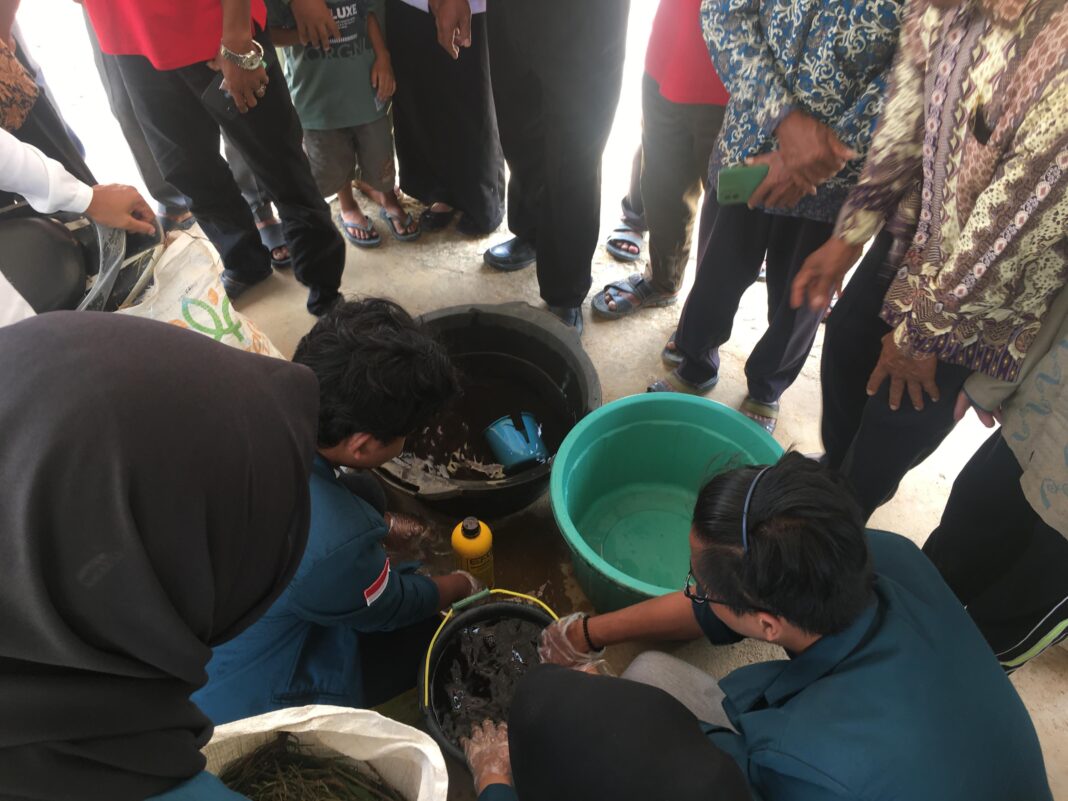 Bimbing Warga Desa Labuhan Batin, Mahasiswa KKN Buat Pupuk Kompos Dengan Mikroorganisme EM4