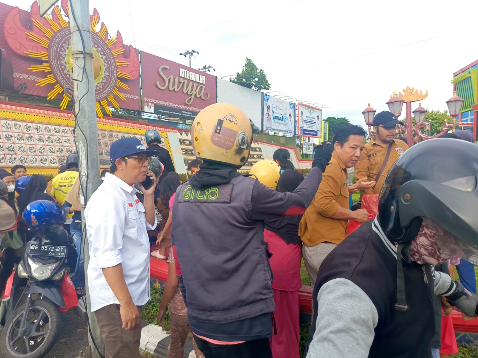 Taring Lampung Berbagi Nasi Kotak dan Takjil Gratis Berbuka Puasa di JPO Siger Milenial